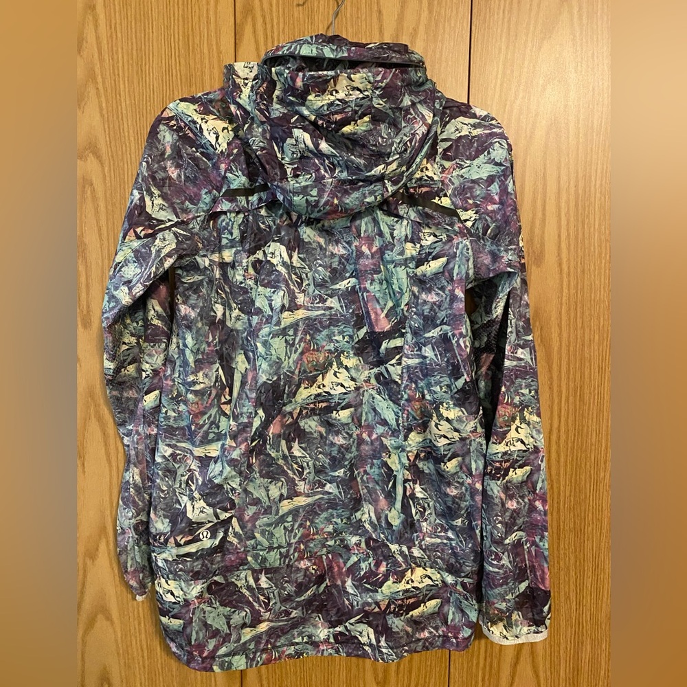 🟣 Lululemon Pack It Up Jacket – Size 6 – Abstract Multicolor Print - Picture 3 of 7
